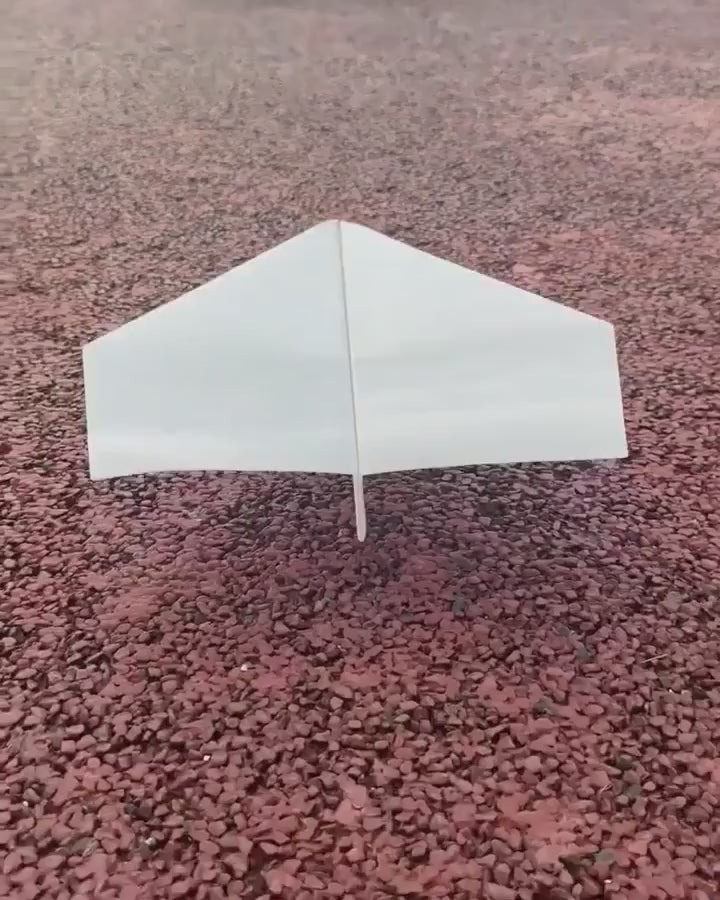 L'avion en papier Volarto en vol