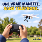 Enfant pilotant l'avion Volarto avec la manette à deux joysticks, sans téléphone