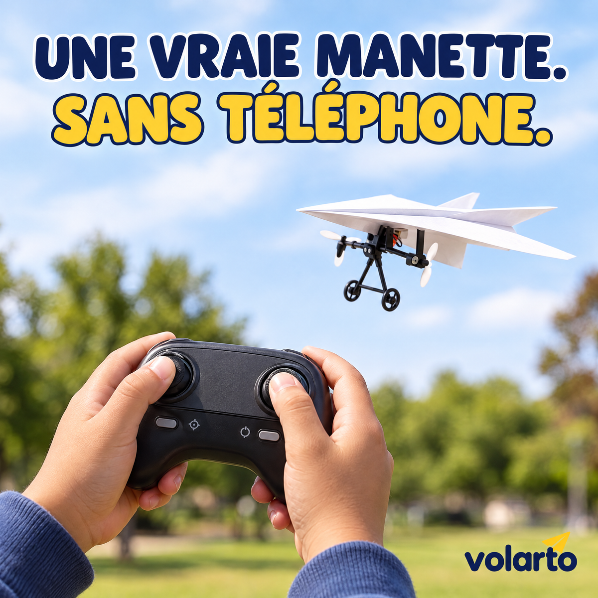 Enfant pilotant l'avion Volarto avec la manette à deux joysticks, sans téléphone